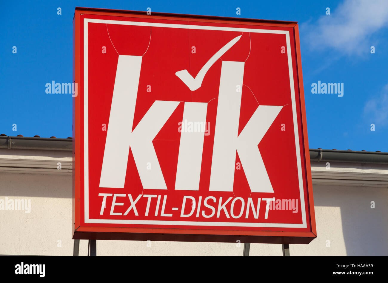 HANNOVER / Germania - 27 novembre 2016: tedesco KiK marchio su un negozio. KiK è un' industria tessile tedesca di sconto catena di negozi con sede a Boenen Foto Stock