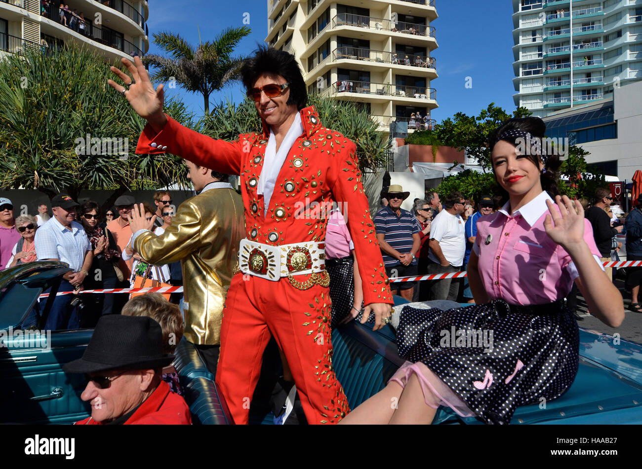 Elvis Presley impersonator lookalike nel vecchio classico americano auto a cooly rocce in coolangatta in Queensland australia Foto Stock