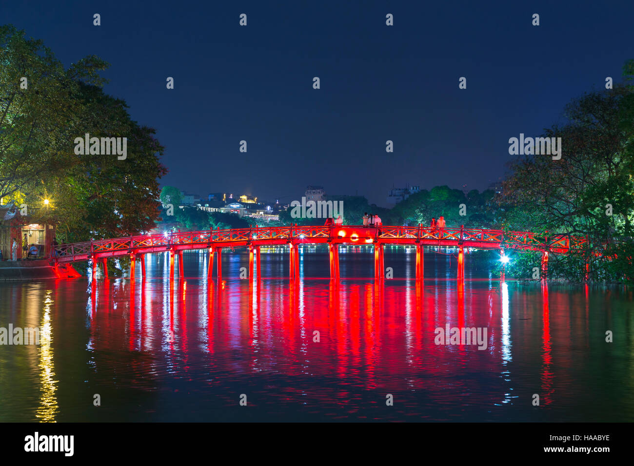 Il Huc bridge a Ngoc Son tempio sul lago Hoan Kiem, Hanoi, Vietnam Foto Stock