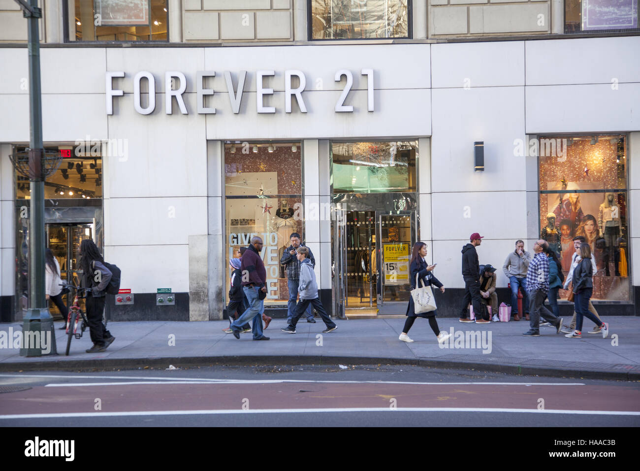Persone che camminano giù 34th Street nel centro di Manhattan. Foto Stock