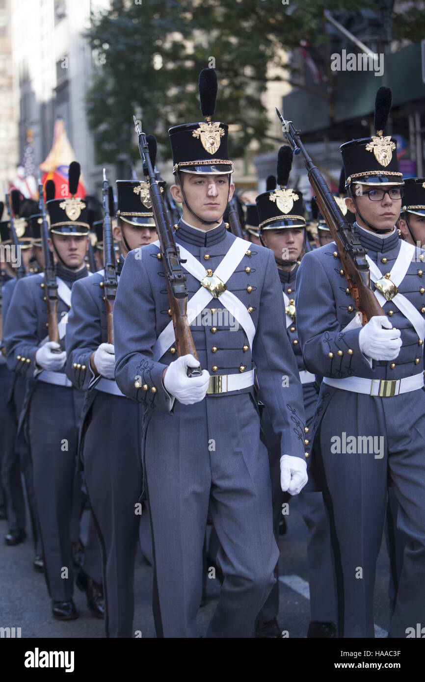 Veterani parata del giorno; anche noto come America's Parade; marche fino la Quinta Avenue in New York City. Punto ad ovest di cadetti marzo in parata. Foto Stock
