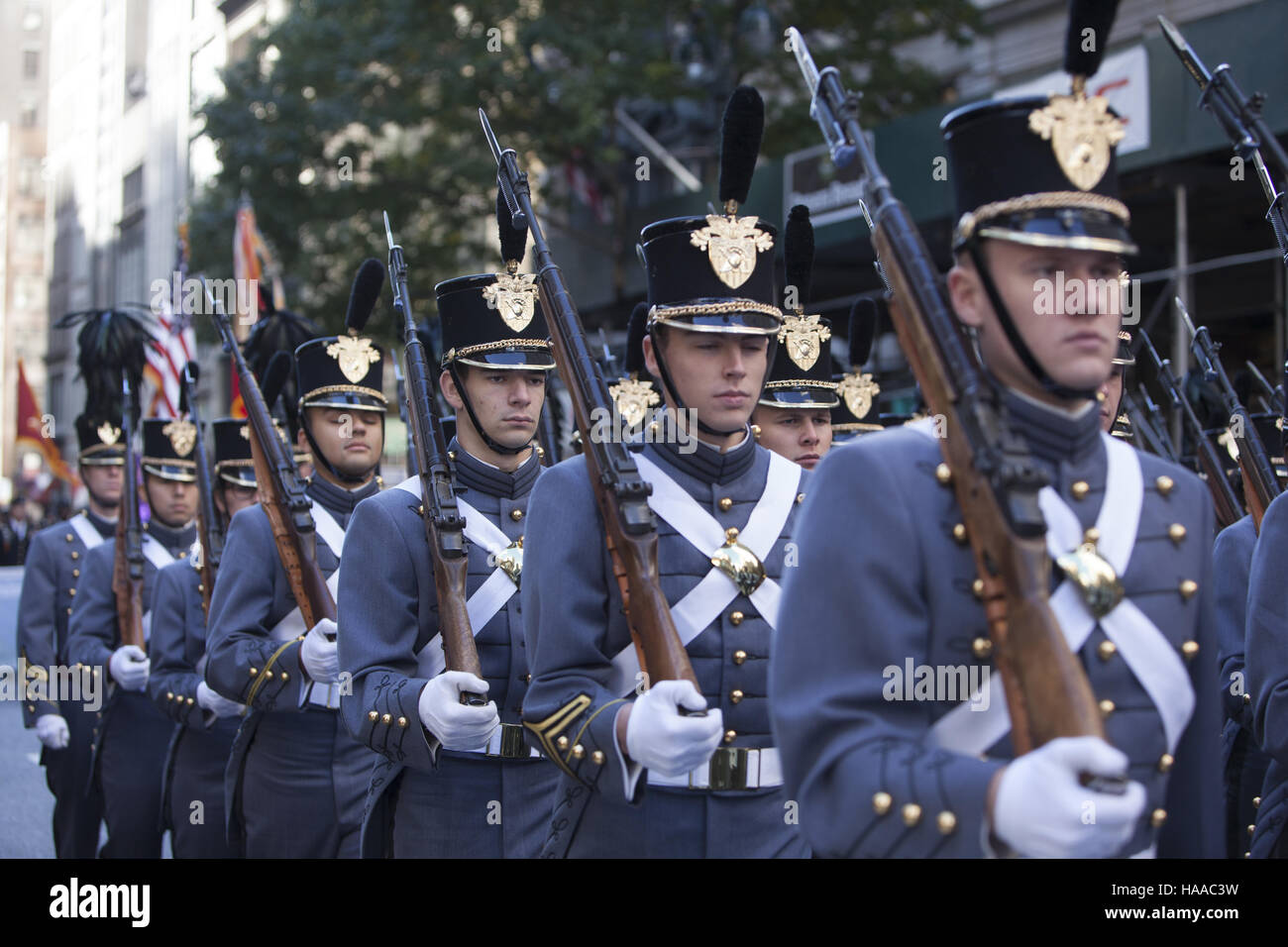 Veterani parata del giorno; anche noto come America's Parade; marche fino la Quinta Avenue in New York City. Punto ad ovest di cadetti marzo in parata. Foto Stock