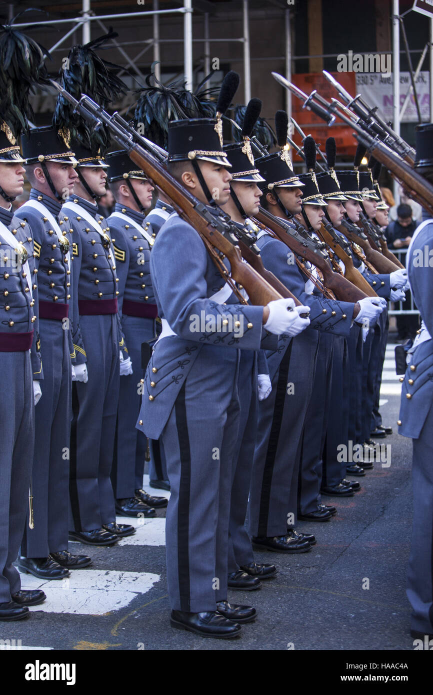 Veterani parata del giorno; anche noto come America's Parade; marche fino la Quinta Avenue in New York City. Punto ad ovest di cadetti marzo in parata. Foto Stock