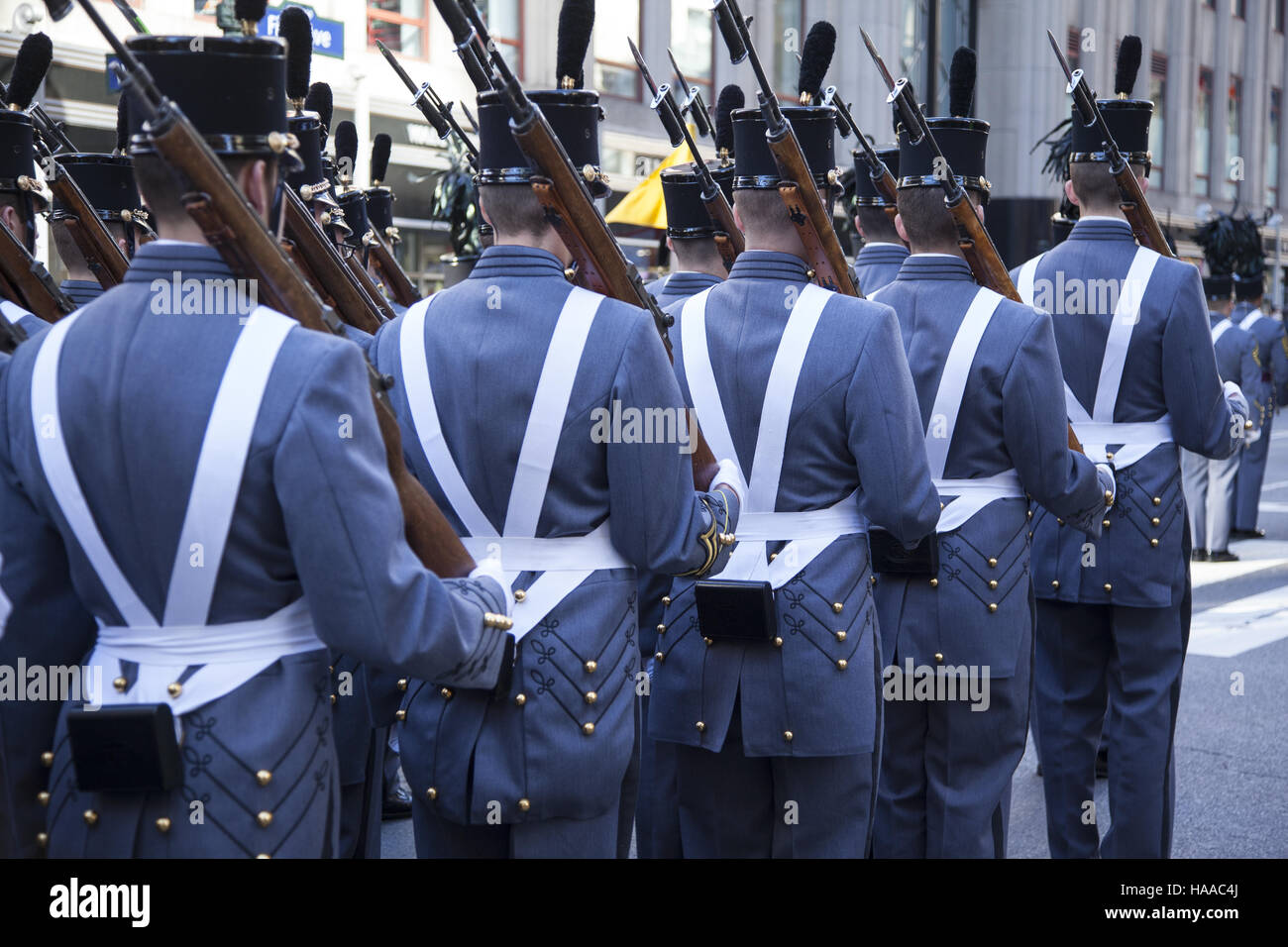 Veterani parata del giorno; anche noto come America's Parade; marche fino la Quinta Avenue in New York City. Punto ad ovest di cadetti marzo in parata. Foto Stock