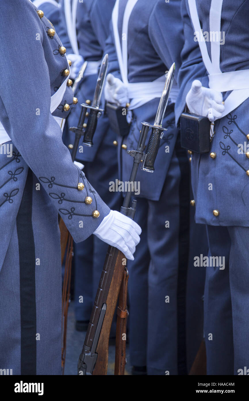 Veterani parata del giorno; anche noto come America's Parade; marche fino la Quinta Avenue in New York City. Punto ad ovest di cadetti marzo in parata. Foto Stock
