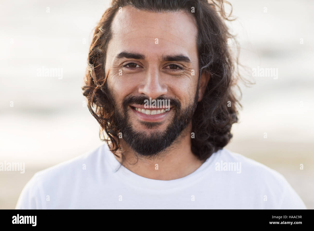 Close up sorridenti uomo di mezza età faccia Foto Stock