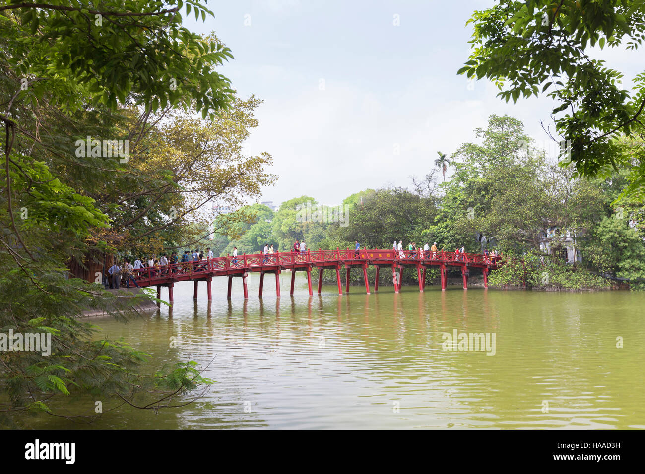Il Huc bridge a Ngoc Son tempio sul lago Hoan Kiem, Hanoi, Vietnam Foto Stock