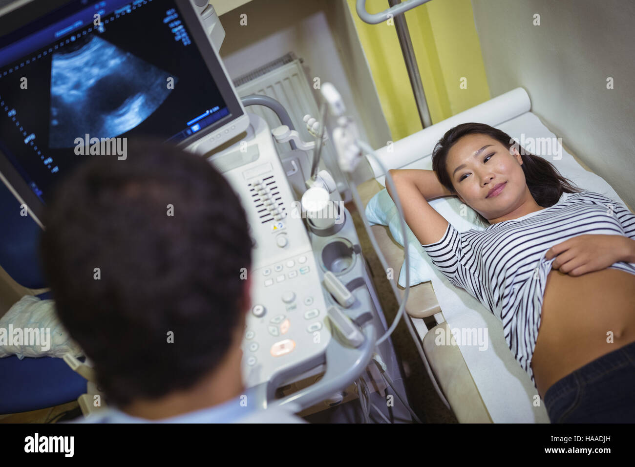 Medico di fare gli ultrasuoni per paziente Foto Stock