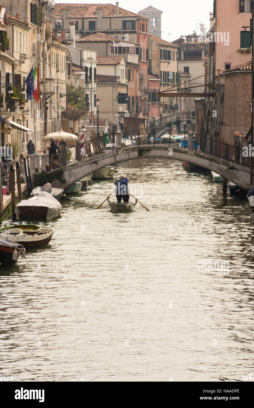 Gondola in uno stretto canale di Venezia, Italia Foto Stock