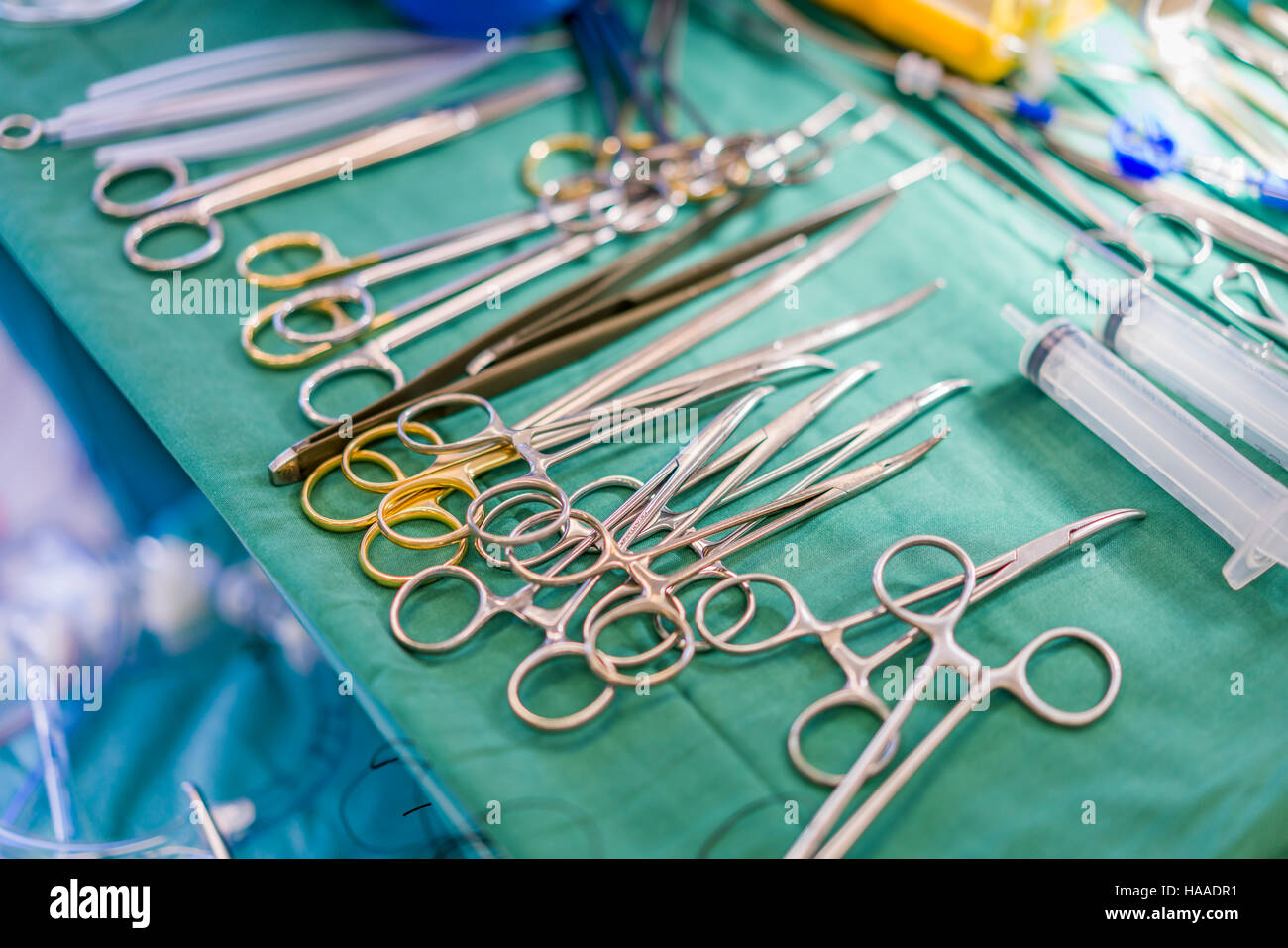 Un piccolo tavolo con apparecchiature chirurgiche. Sostituzione di valvola cardiaca chirurgia, sala operatoria, Reykjavik, Islanda. Foto Stock