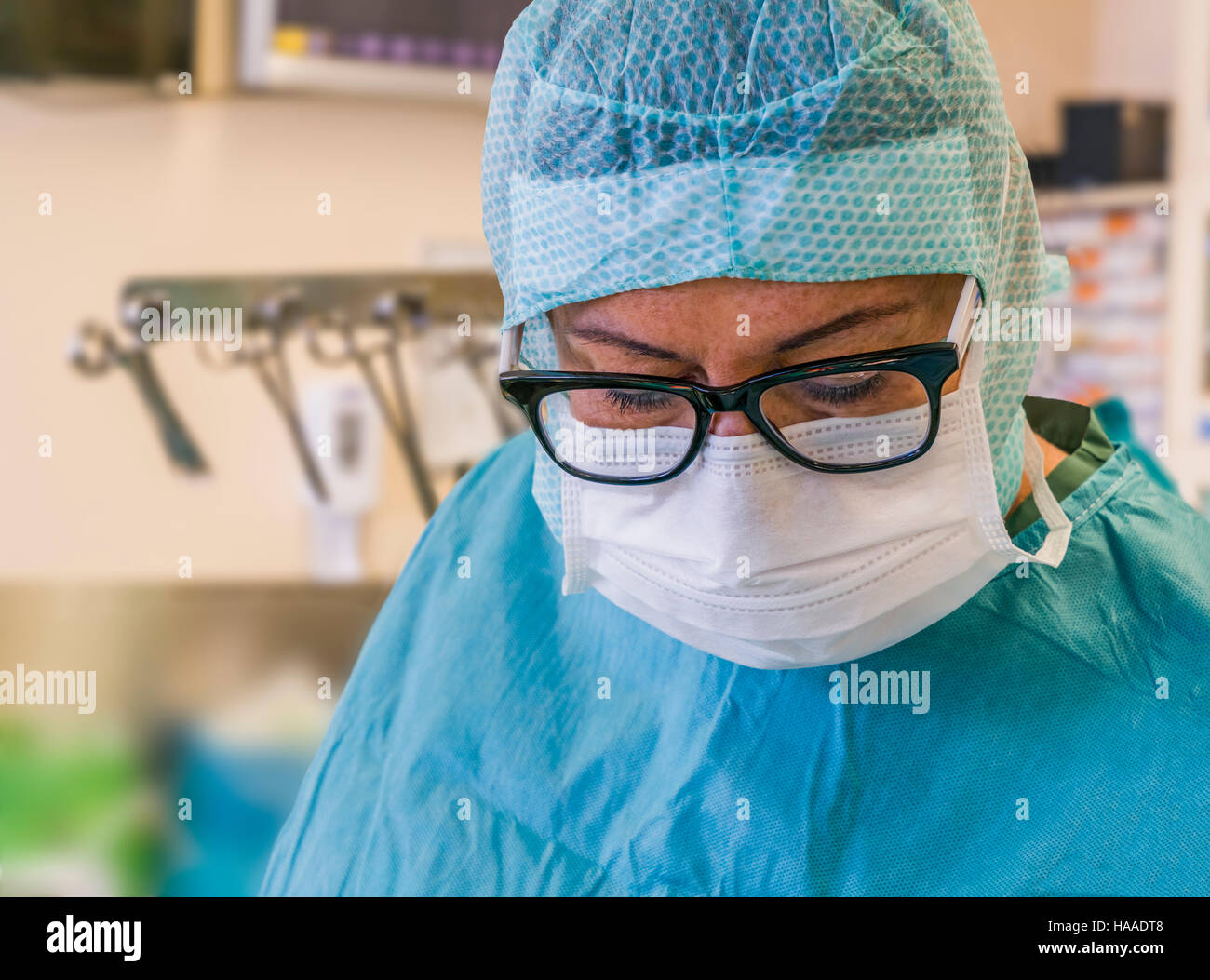 Infermiere chirurgico-sostituzione di valvola cardiaca chirurgia, sala operatoria, Reykjavik, Islanda Foto Stock