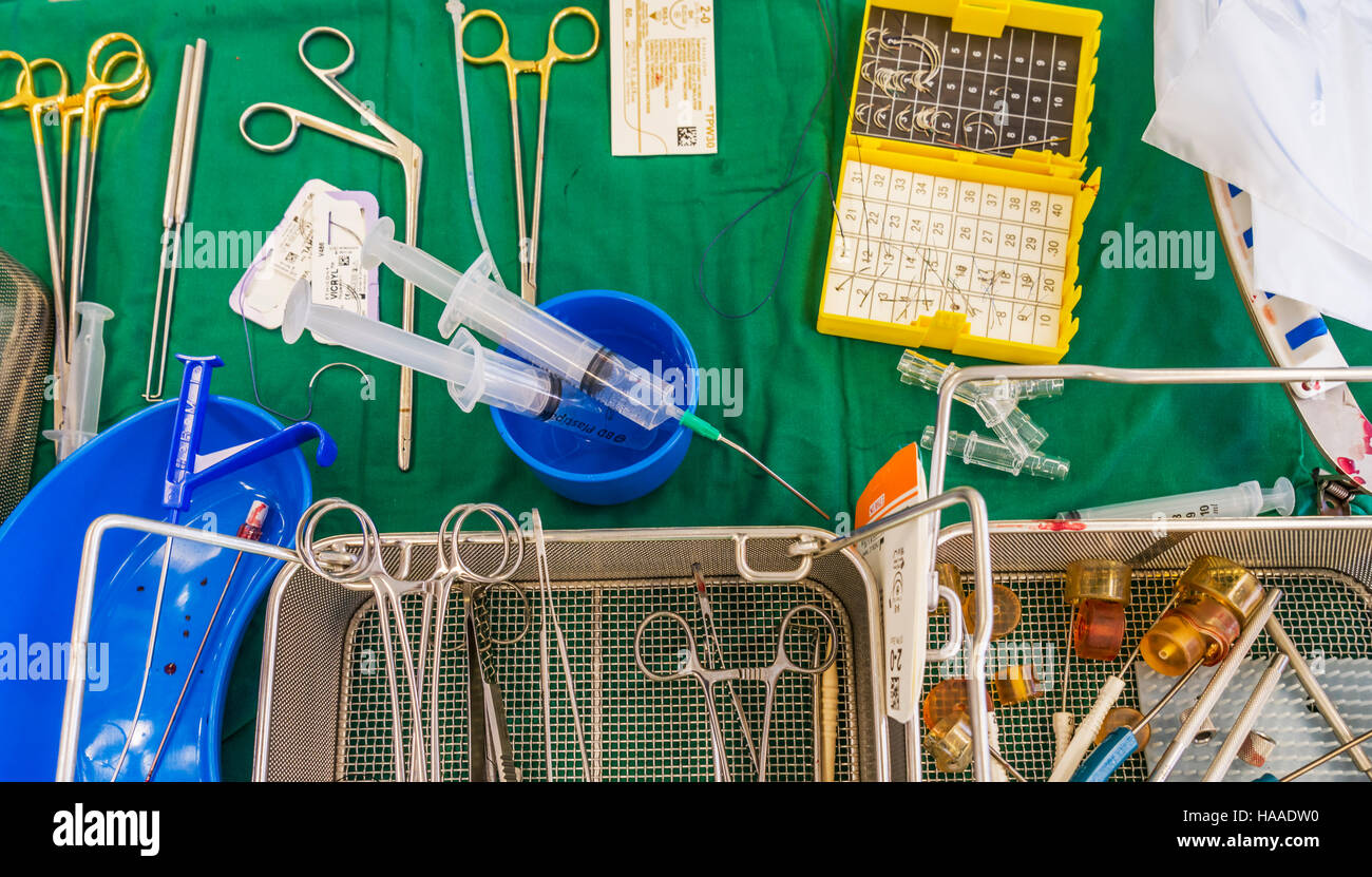 Un piccolo tavolo con apparecchiature chirurgiche. Sostituzione di valvola cardiaca chirurgia, sala operatoria, Reykjavik, Islanda. Foto Stock