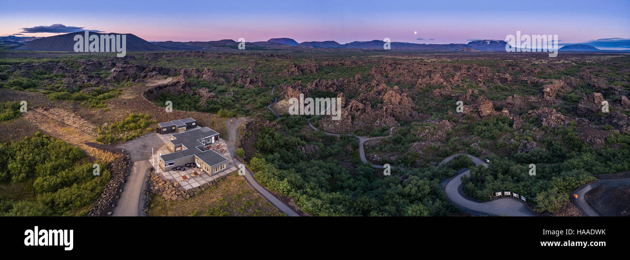 Dimmuborgir paesaggio di lava-campi di lava vulcanica, grotte e formazioni rocciose, nei pressi del Lago Myvatn, Islanda. Immagine ripresa con un drone. Foto Stock