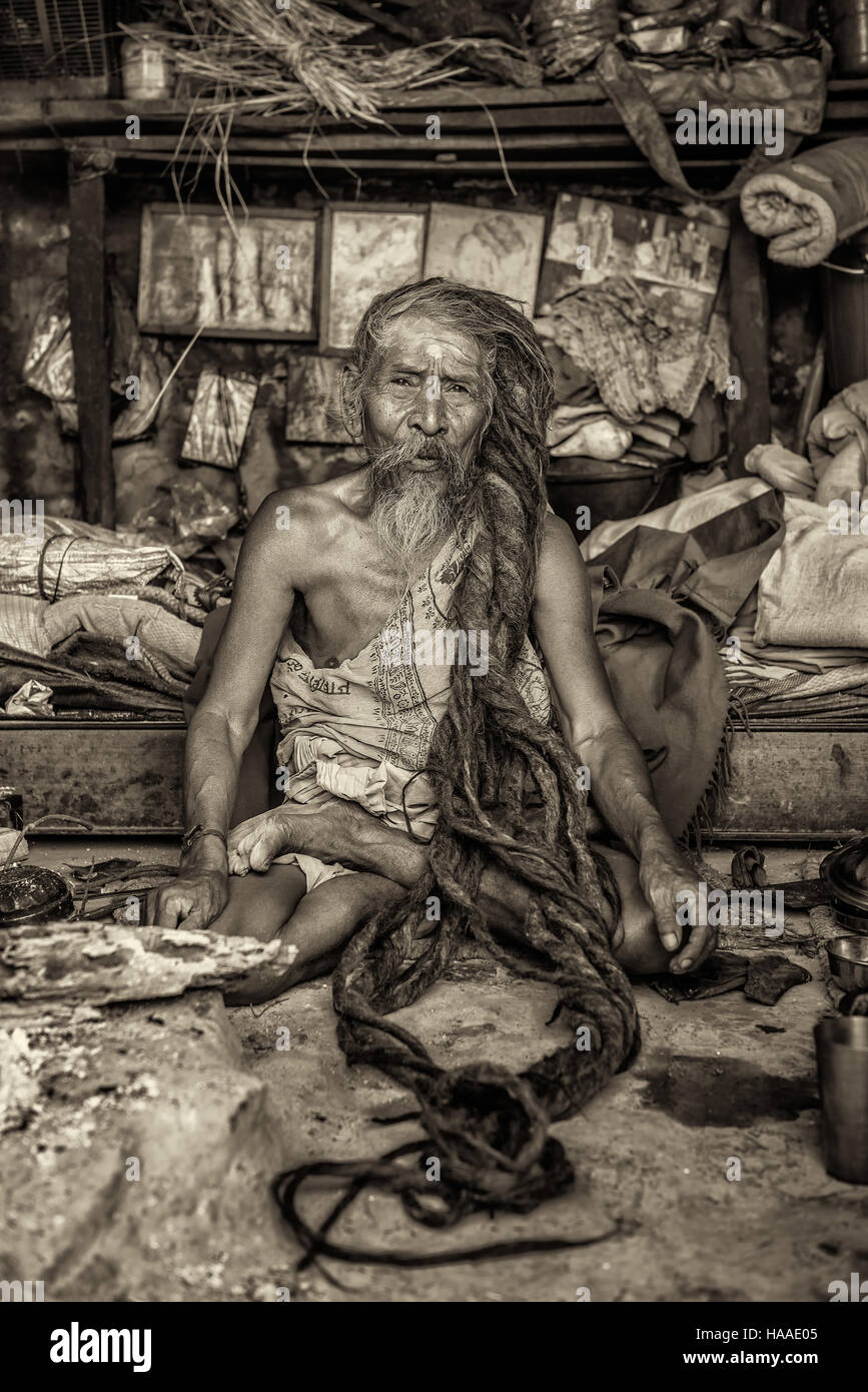 Shaiva sadhu (uomo santo) con i tradizionali lunghi capelli vivere nel tempio di Pashupatinath Foto Stock