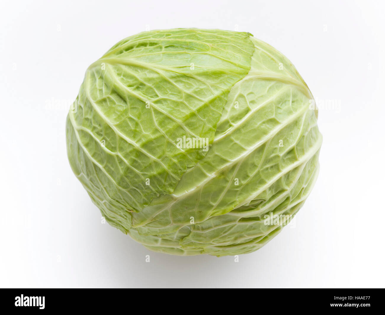 Fresco verde testa di cavolo isolato su bianco Foto Stock
