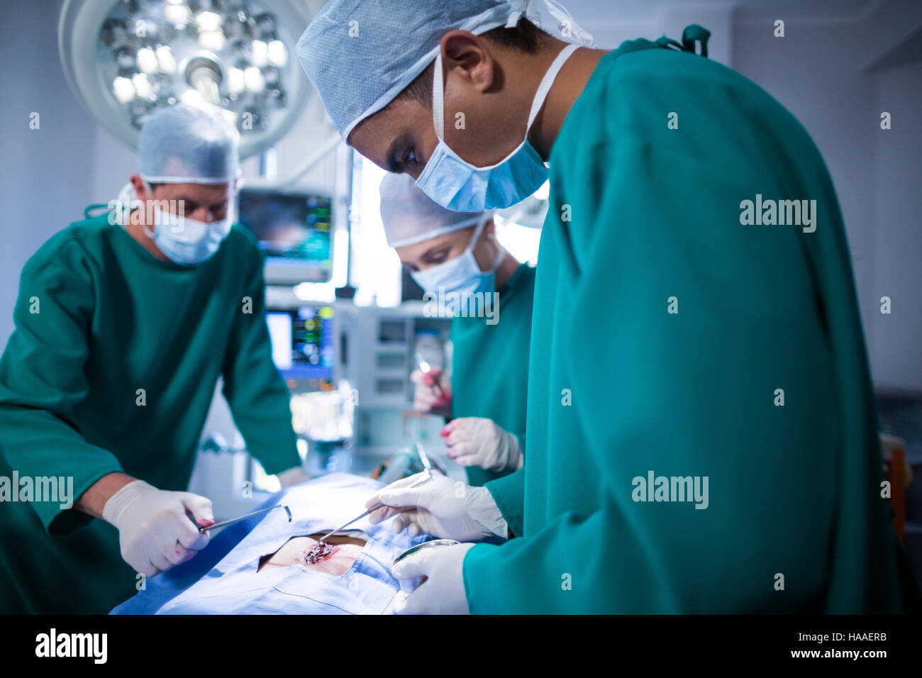 I chirurghi di eseguire l'operazione nel teatro di funzionamento Foto Stock