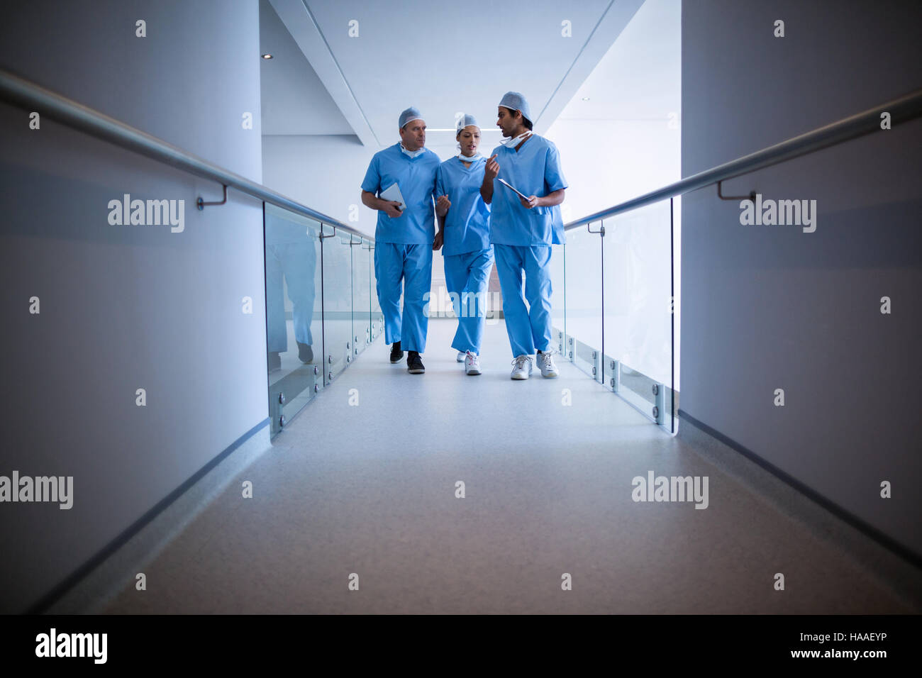 I chirurghi interagire gli uni con gli altri Foto Stock