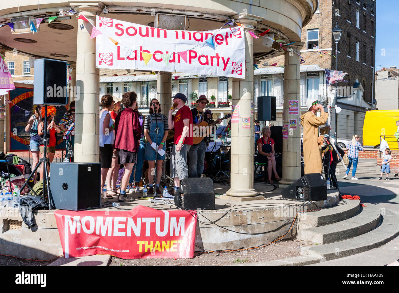 Inghilterra, Ramsgate. Jeremy Corbyn slancio rally. Cantante maschio perfomes all'aperto sul palco per spettacoli con cantanti di supporto e di gruppo. Banner politico. Foto Stock