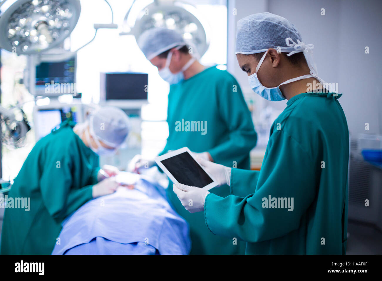 Chirurgo utilizzando digitale compressa nel teatro di funzionamento Foto Stock
