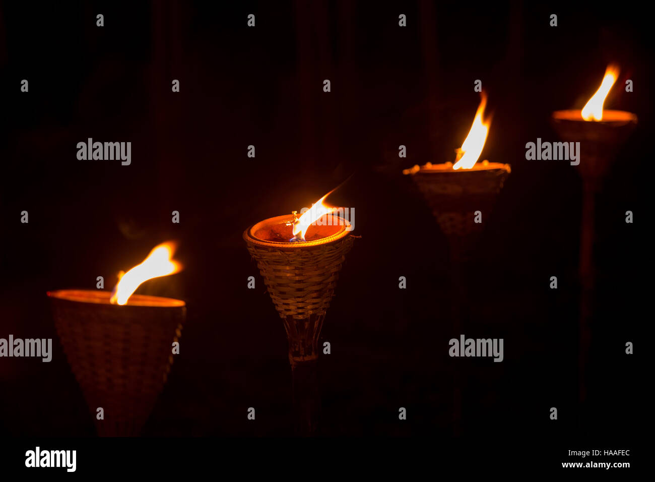 In legno tradizionale fiamma di torcia di notte Foto Stock