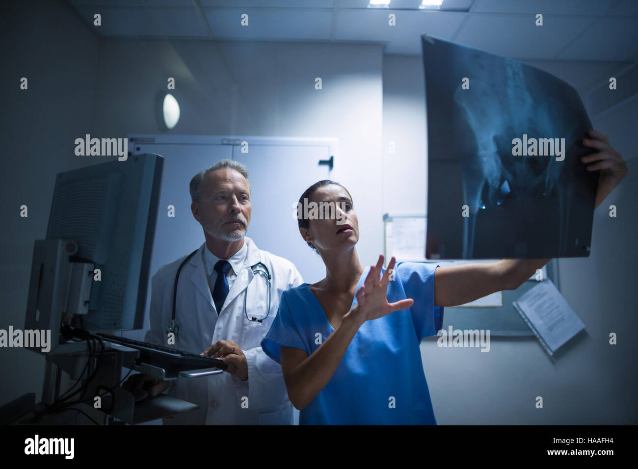 Medico e infermiere esaminando a raggi x Foto Stock
