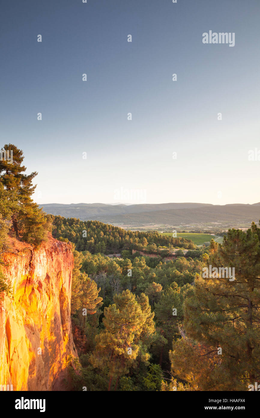 Le famose rocce rosse vicino Roussillon in Provenza. Foto Stock