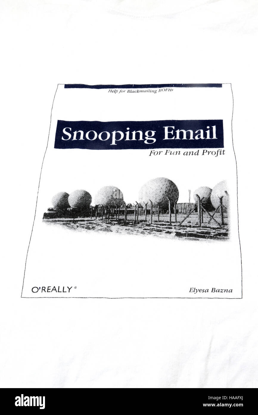 T-shirt bianca con Snooping E-Mail per divertimento e profitto Slogan sulla parte anteriore Foto Stock