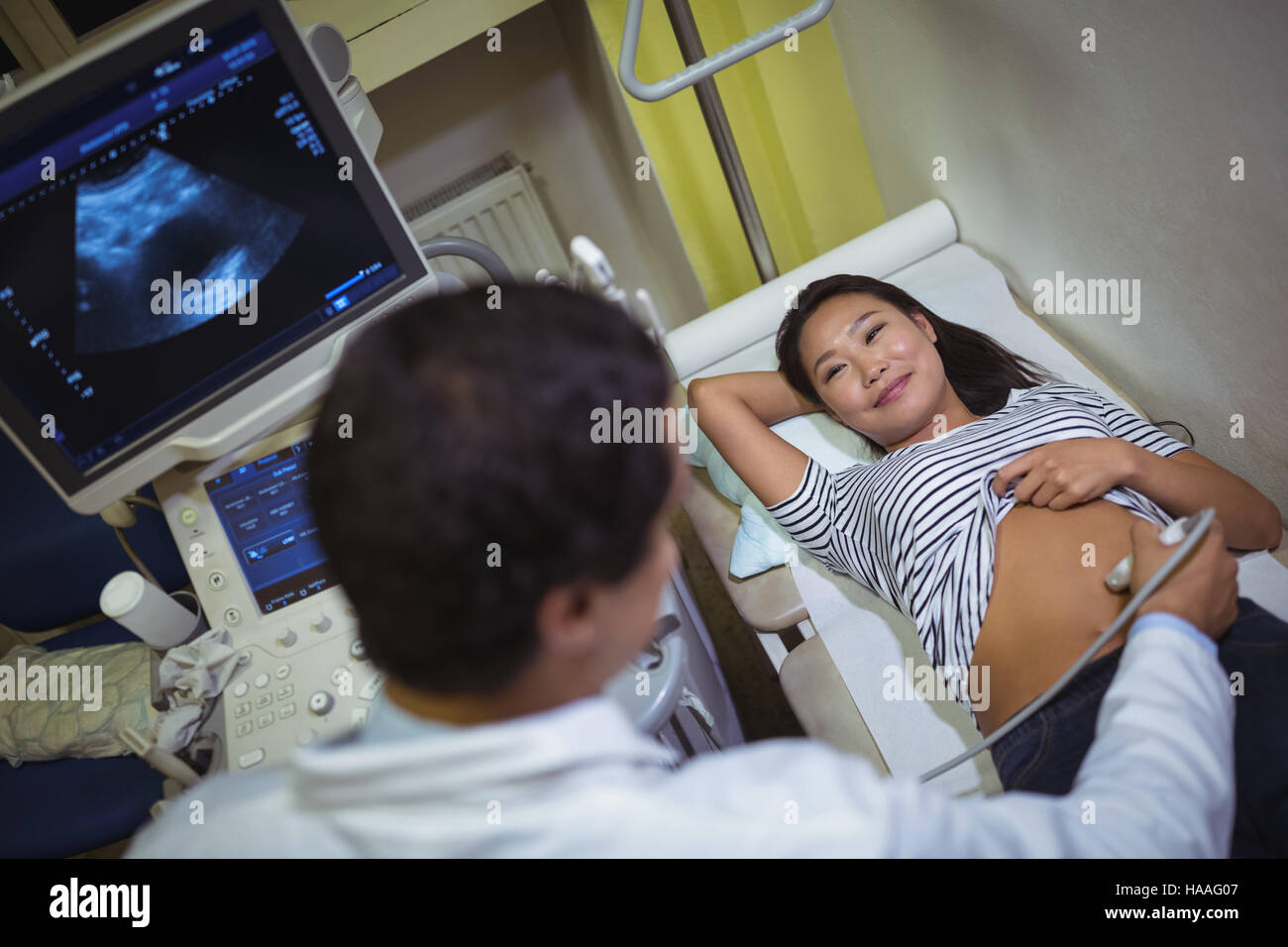 Paziente di sesso femminile riceve una scansione a ultrasuoni sullo stomaco Foto Stock
