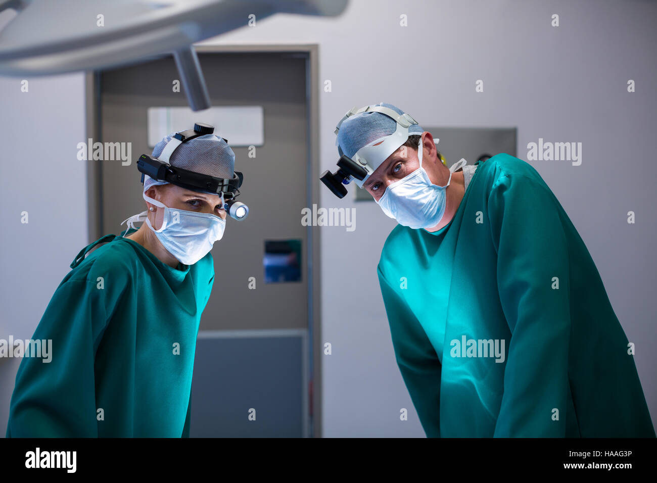 I chirurghi indossando loupes chirurgica durante l'esecuzione dell'operazione Foto Stock