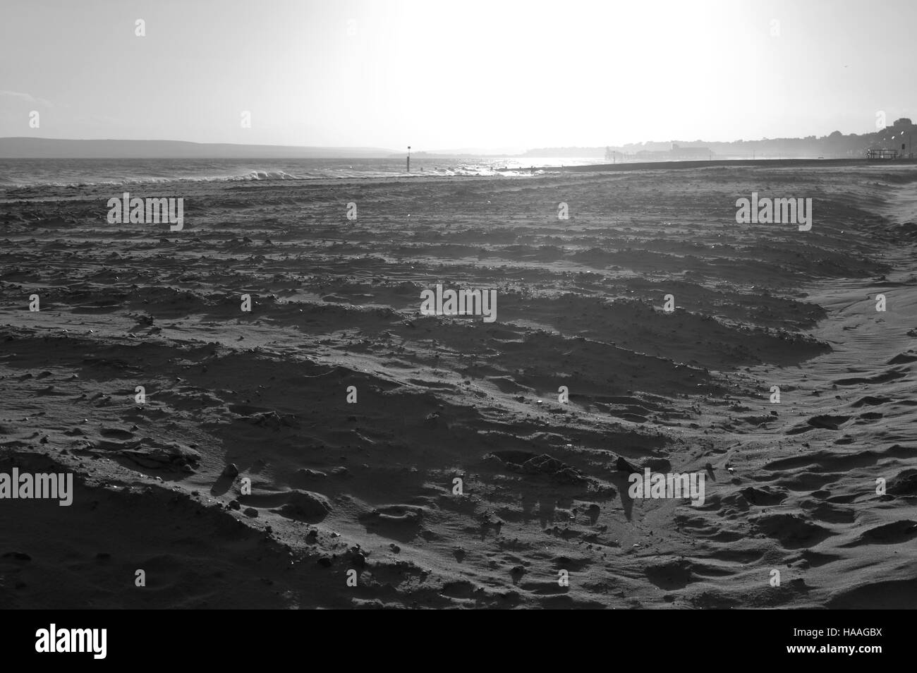 Saltato vento sabbia sulla spiaggia di Bournemouth in autunno Foto Stock