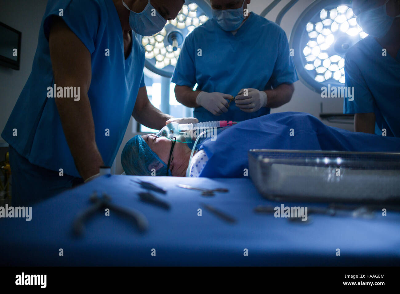 Gruppo di chirurghi di eseguire l'operazione nella camera operativa Foto Stock
