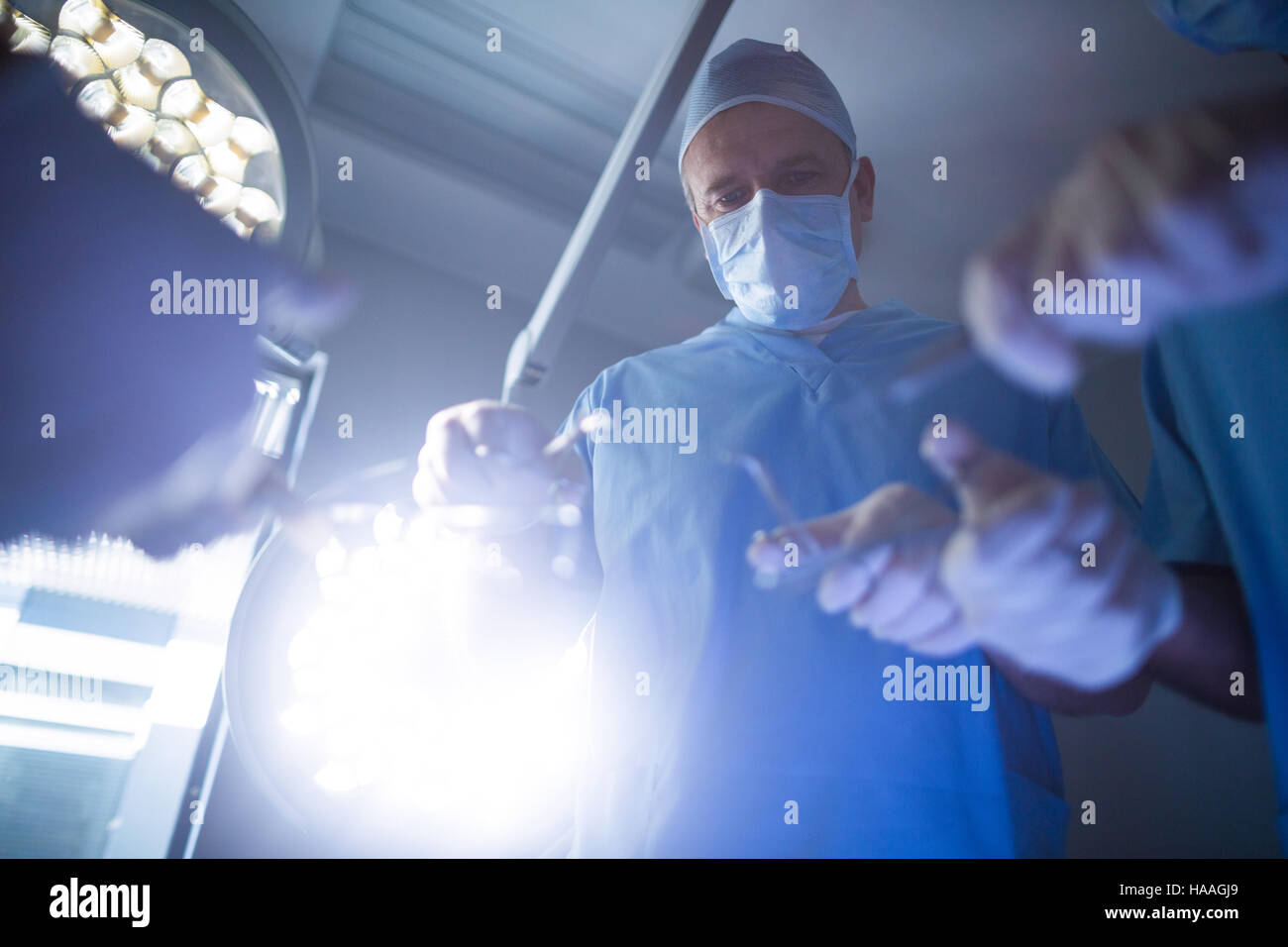 I chirurghi di eseguire l'operazione nella camera operativa Foto Stock