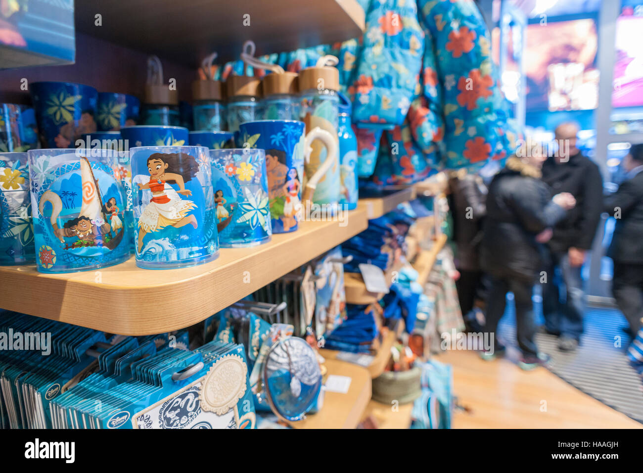 Il Disney Store in Times Square a New York promuove merchandise legato alla sua ultima release, 'Moana', visto il Sabato, 26 novembre 2016. Giocando in 3875 località 'Moana' sembra essere il vincitore del Ringraziamento movie lotterie già guadagnando $21.8 milioni di euro con una stima di oltre 80 milioni di dollari con il tempo il week-end di vacanza termina. E questo è solo l'ufficio di casella, non include il merchandising obbligatoria che va lungo. (© Richard B. Levine) Foto Stock