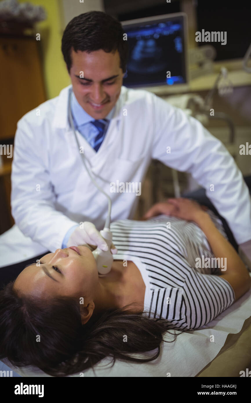 Paziente di sesso femminile riceve una scansione ad ultrasuoni sul collo Foto Stock