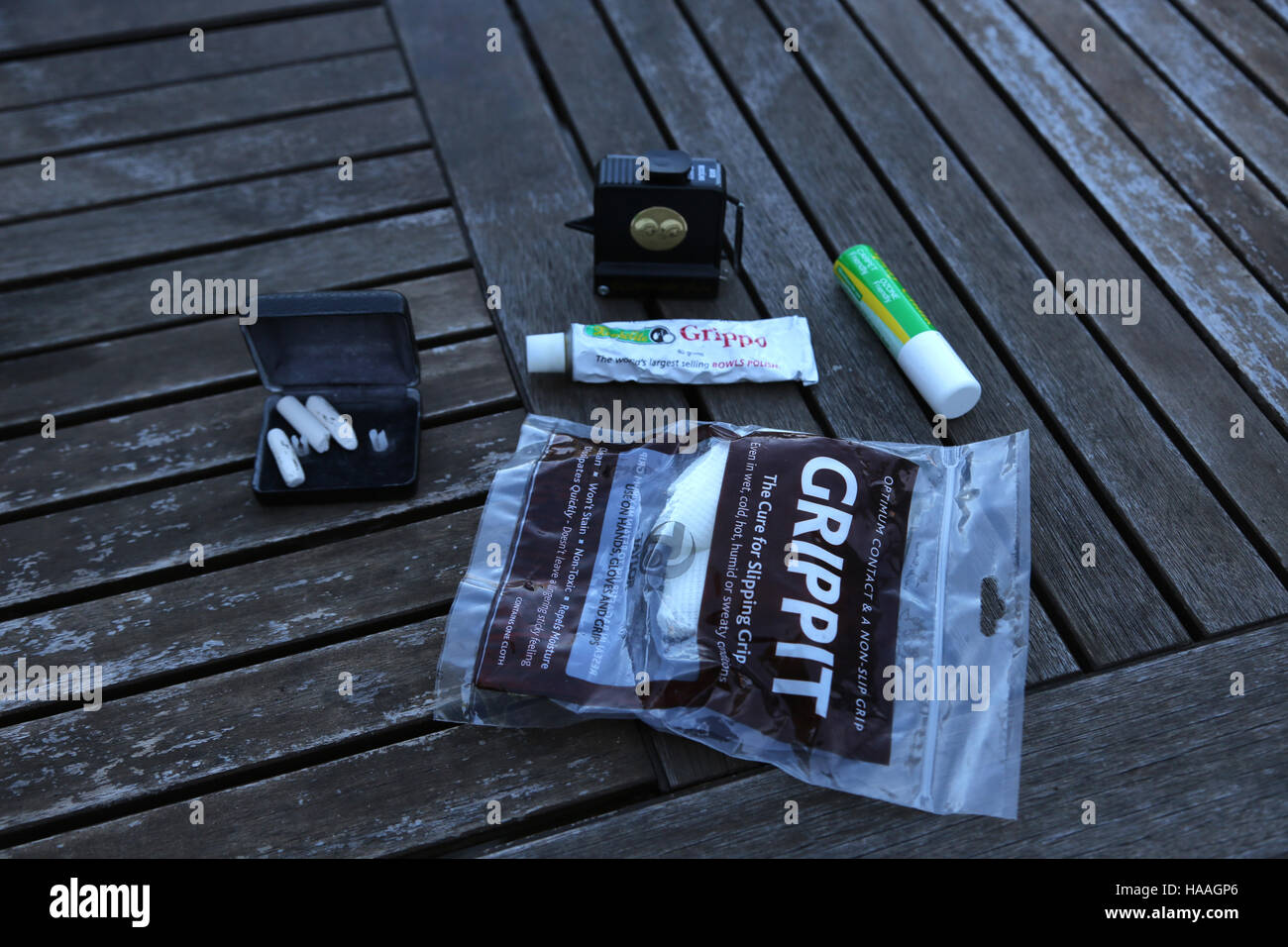Polacco, gesso, Grippit guanti, misurare e spray Chalk tutti utilizzati per giocare a bocce Foto Stock