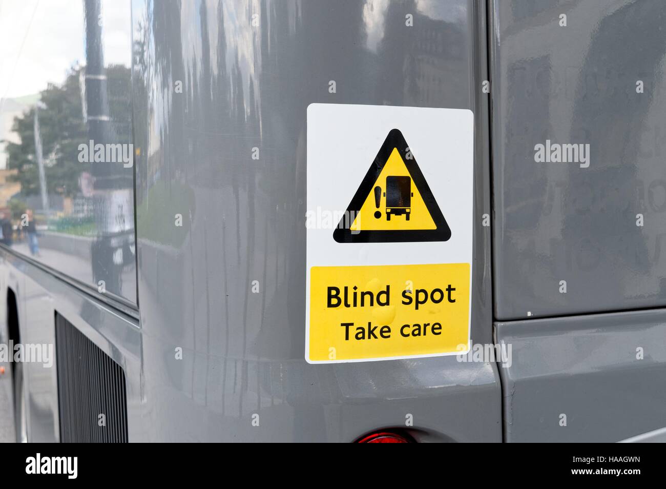"Blind spot' segno di avvertimento sulla parte posteriore del veicolo per trasporto pubblico di Londra Foto Stock