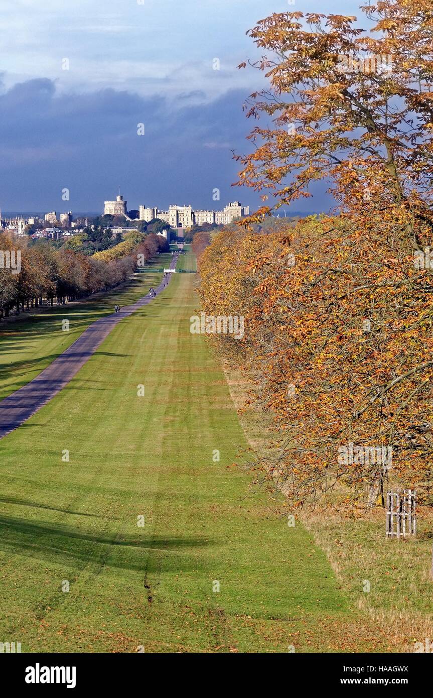 La lunga passeggiata con il castello di Windsor in Regno Unito a distanza Foto Stock