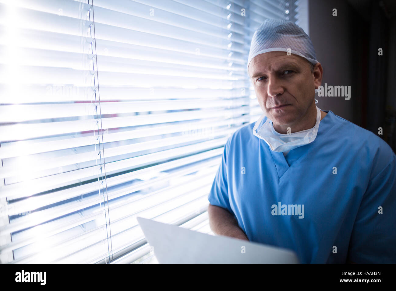 Chirurgo utilizzando laptop Foto Stock