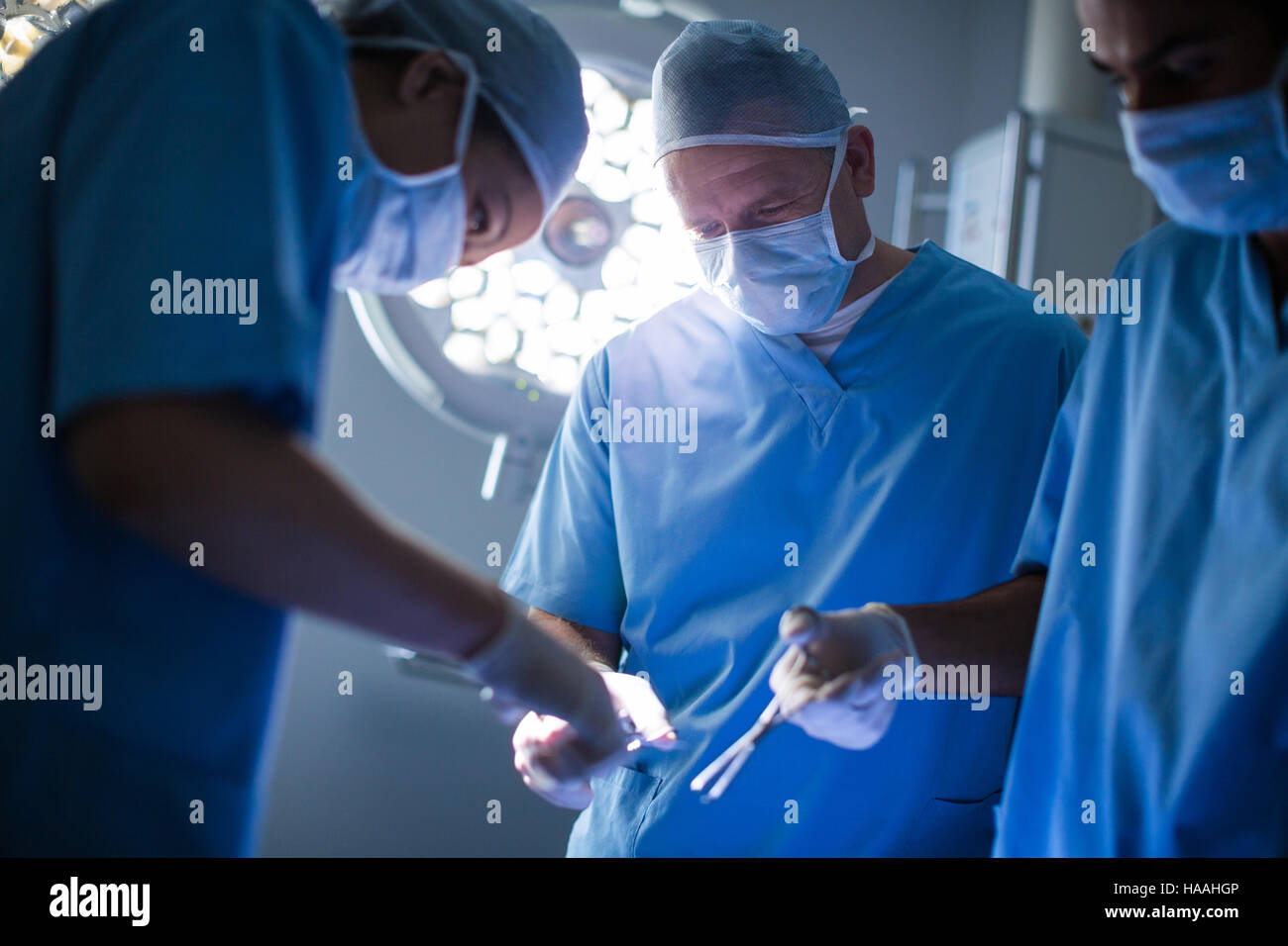 Gruppo di chirurghi di eseguire l'operazione nella camera operativa Foto Stock
