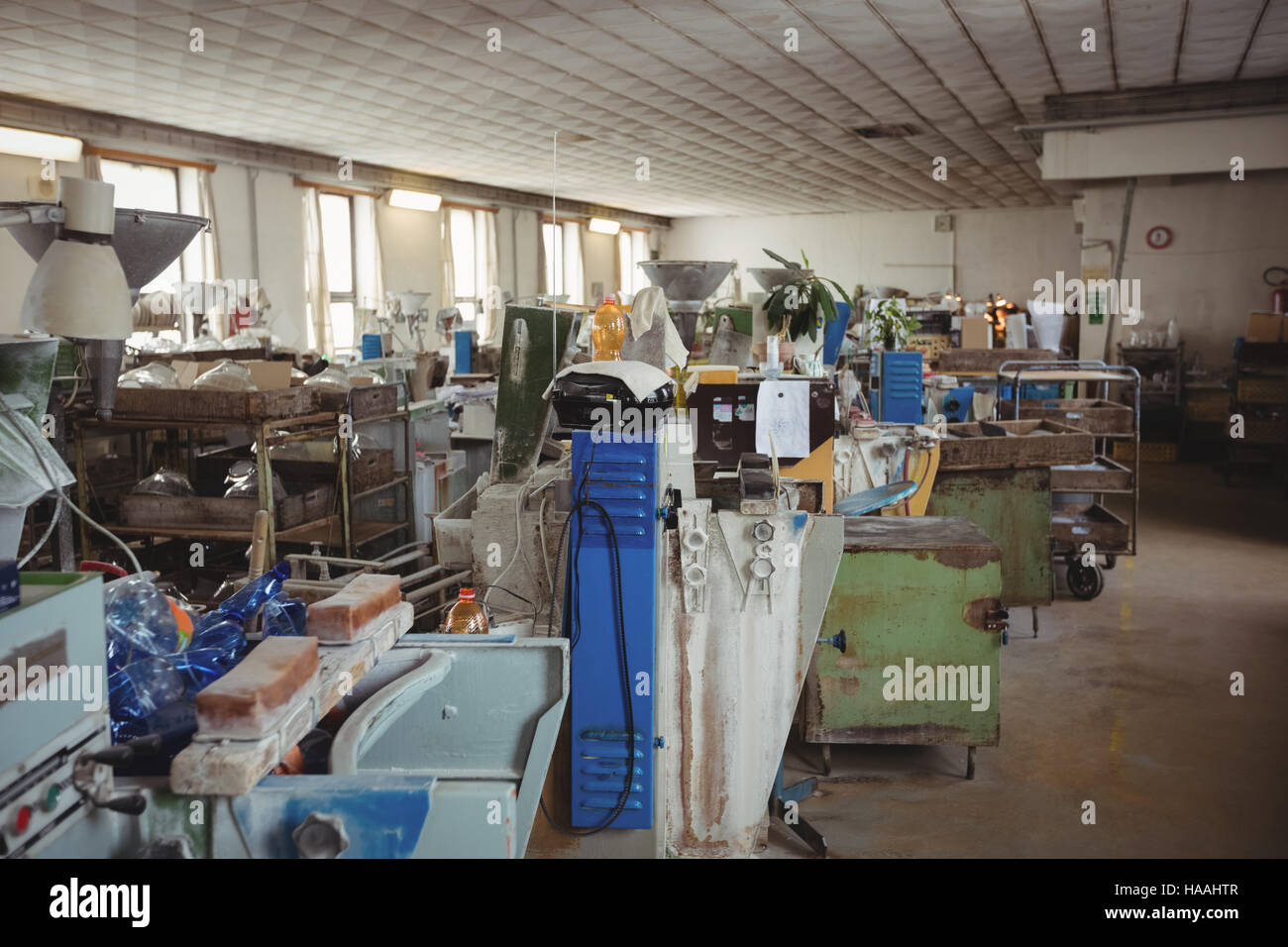 Workstation vuota e macchinari Foto Stock