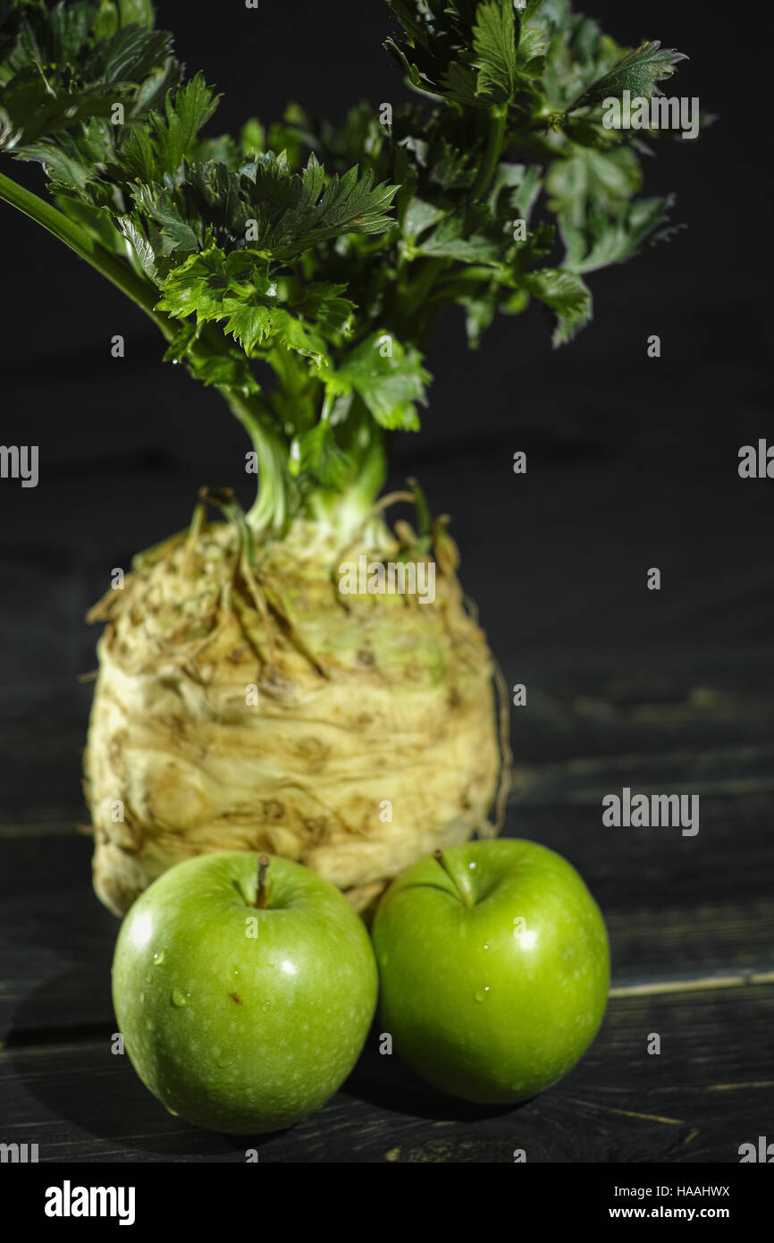 Radice di sedano - sedano rapa e mele verdi freschi ortaggi sani per insalata Foto Stock