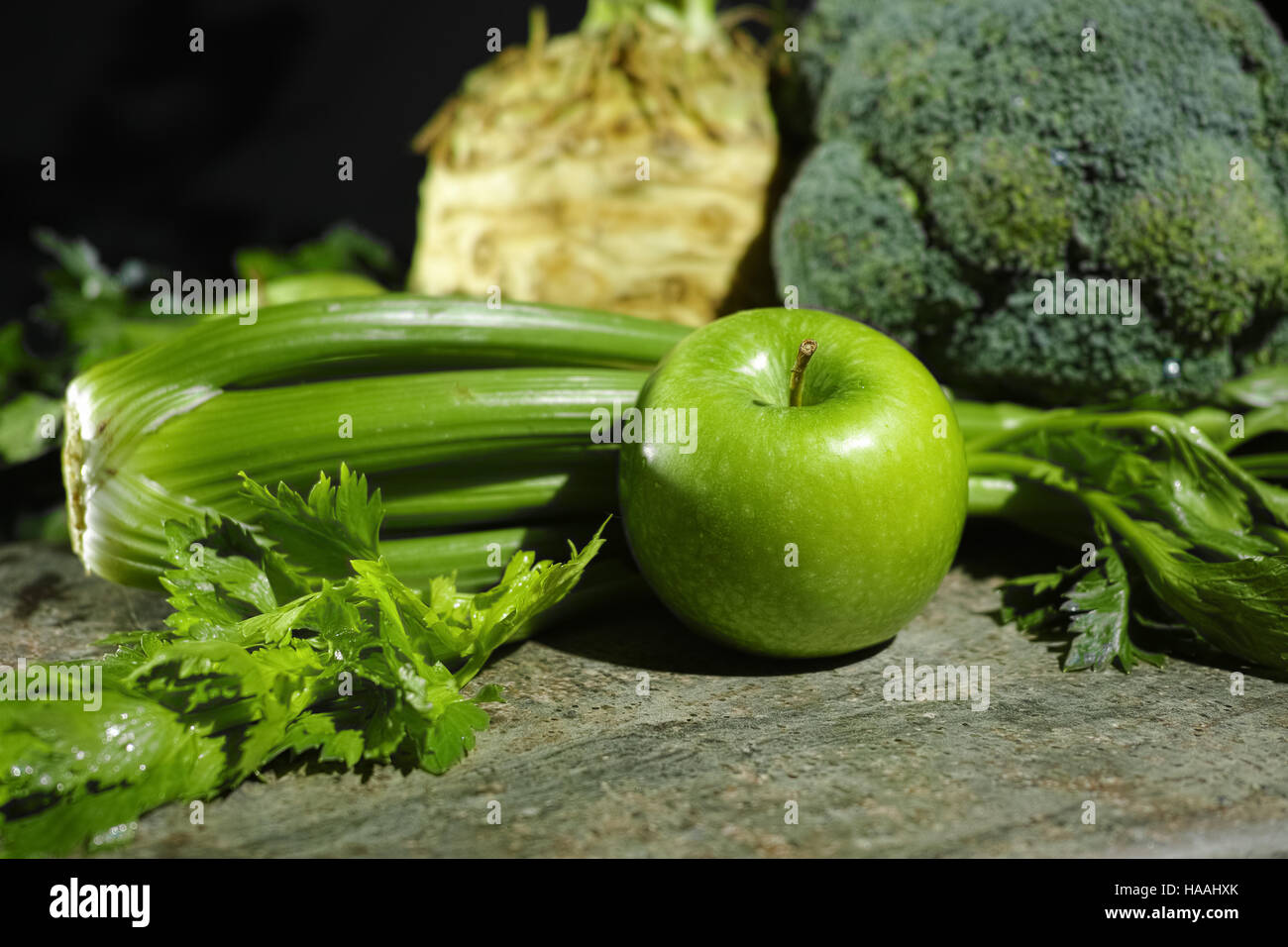 Verdure e frutta - sedano, mele, radice di sedano rapa, broccoli, dieta sana nozione Foto Stock