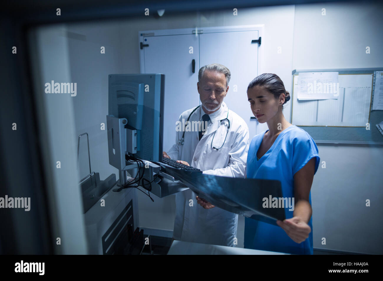 Medico e infermiere esaminando a raggi x Foto Stock