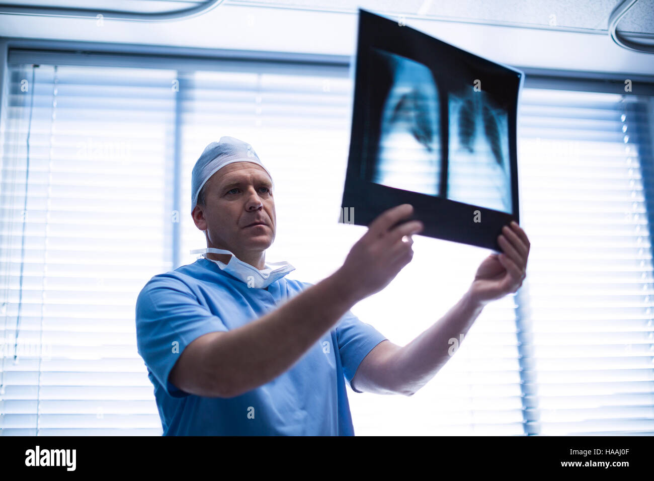 Chirurgo maschio esaminando x-ray Foto Stock