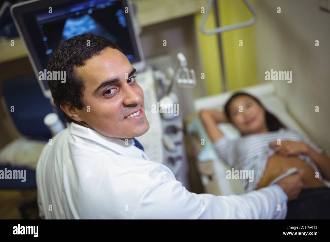 Paziente di sesso femminile riceve una scansione a ultrasuoni sullo stomaco Foto Stock
