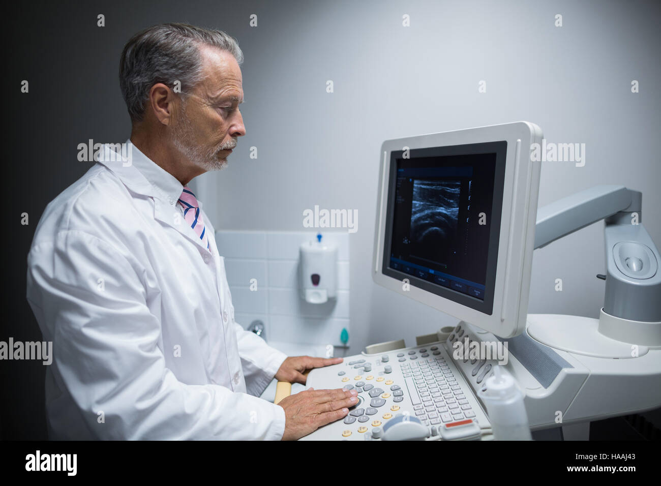 Chirurgo azionando il dispositivo ultrasonico macchina Foto Stock