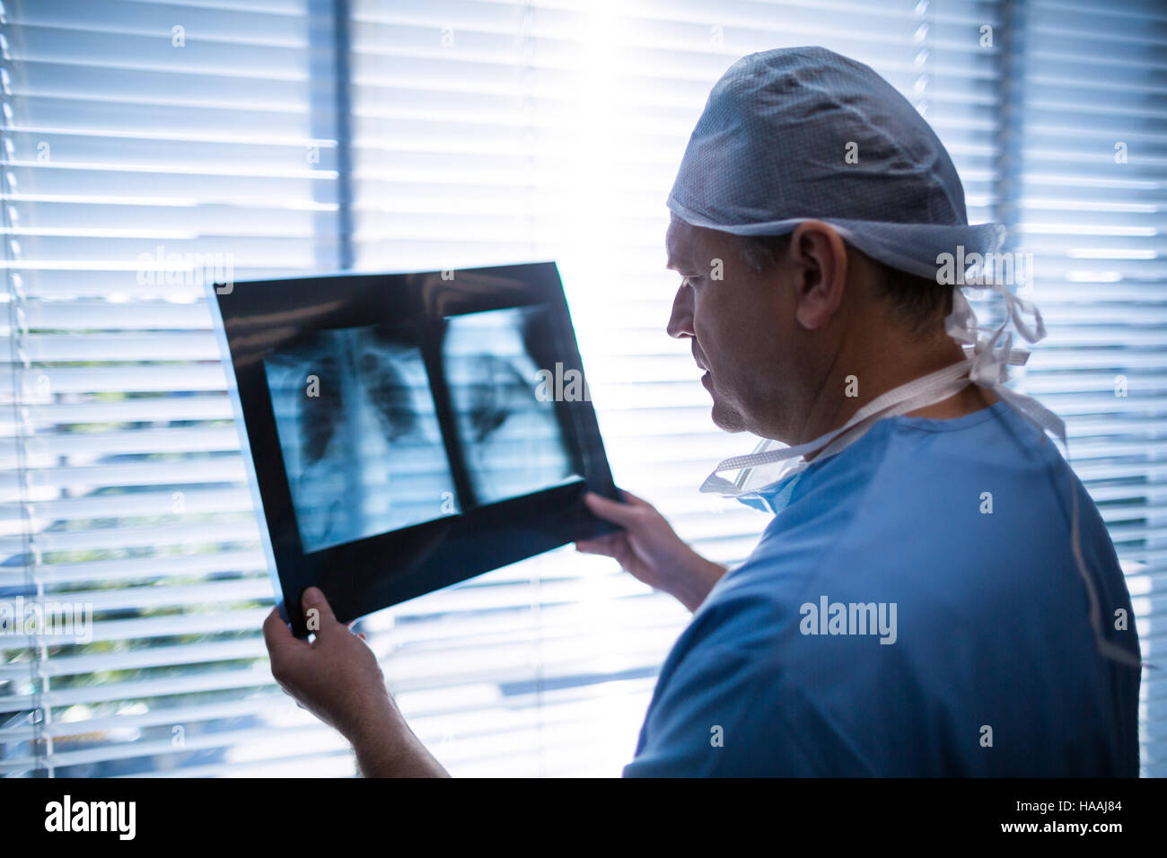 Chirurgo maschio esaminando x-ray Foto Stock