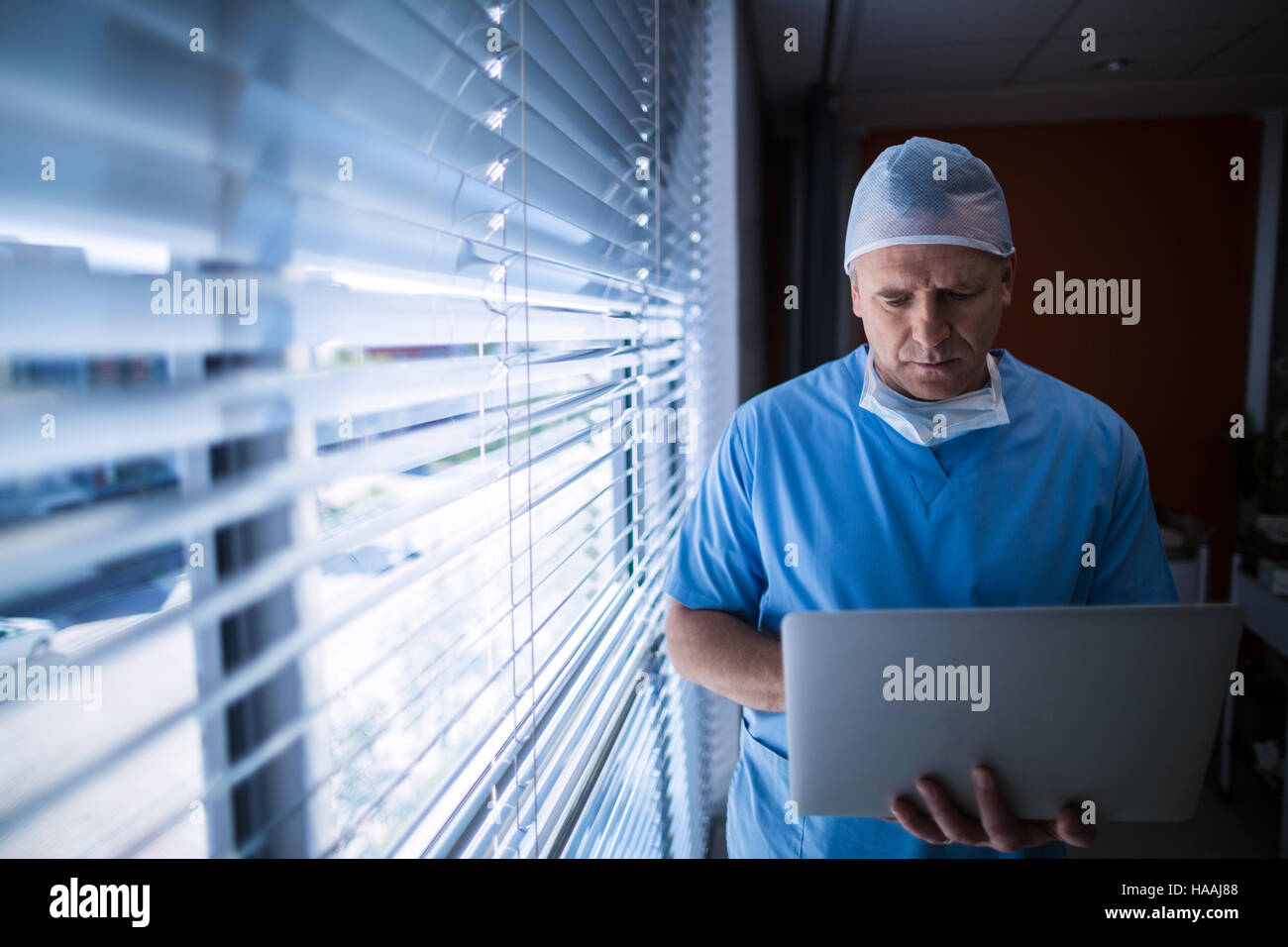 Chirurgo utilizzando laptop Foto Stock