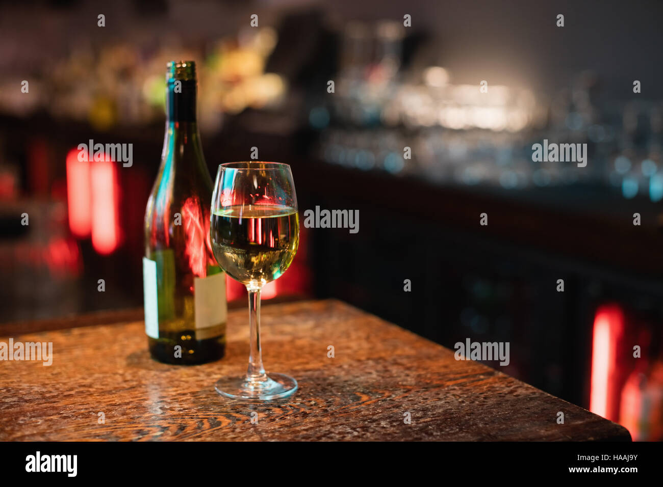 Bicchiere di vino rosso sul bancone bar Foto Stock