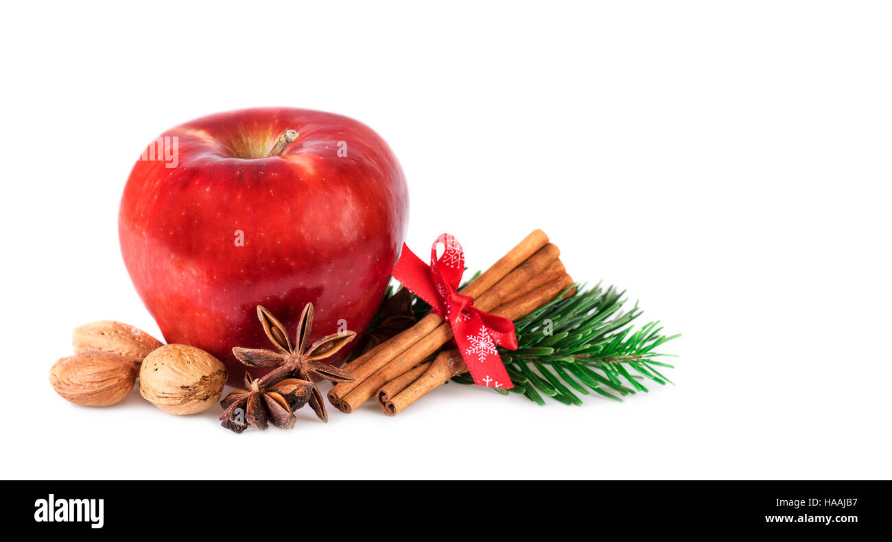 Mela Rossa decorata in stile rustico con spezie d'inverno. Natale apple isolato su bianco. Foto Stock